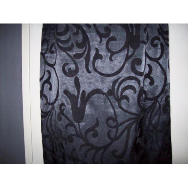 Zwarte satijn rok met fluwelen bloemen, maat M (L) gothic?