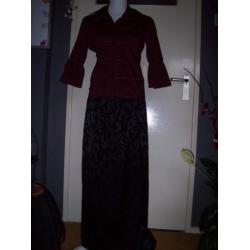 Zwarte satijn rok met fluwelen bloemen, maat M (L) gothic?