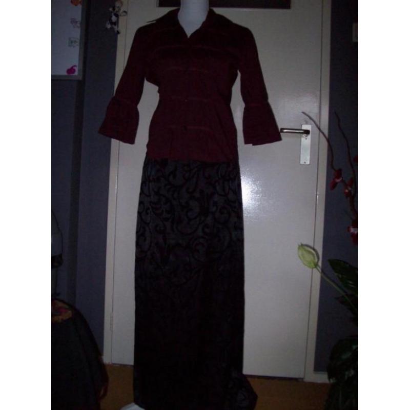Zwarte satijn rok met fluwelen bloemen, maat M (L) gothic?