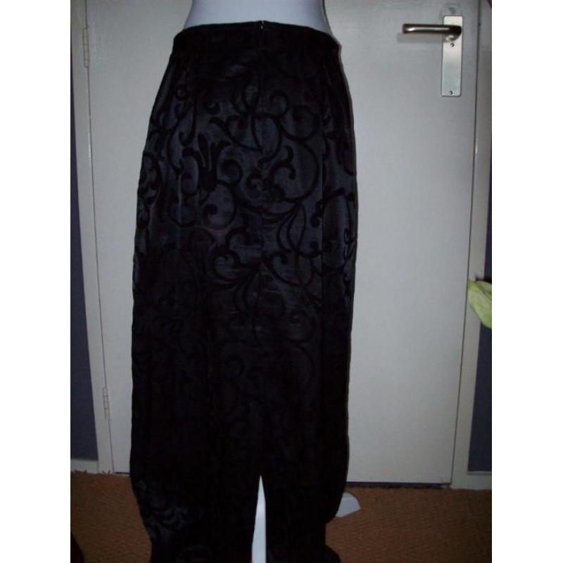Zwarte satijn rok met fluwelen bloemen, maat M (L) gothic?