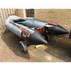 Zodiac op trailer met 35pk evinrude bbm