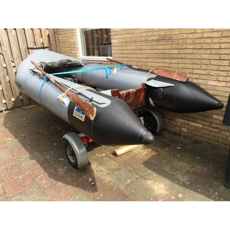 Zodiac op trailer met 35pk evinrude bbm