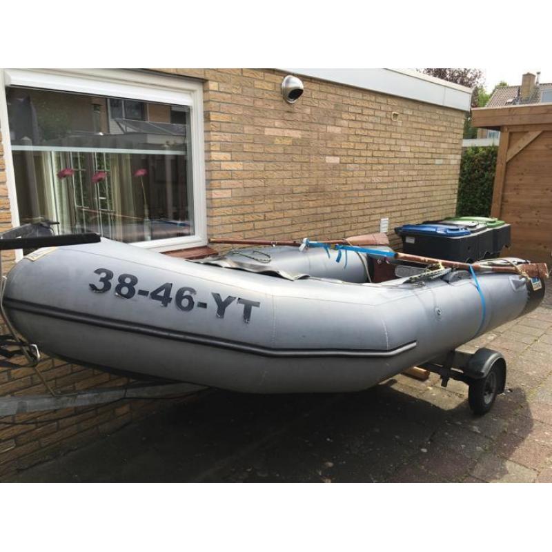 Zodiac op trailer met 35pk evinrude bbm
