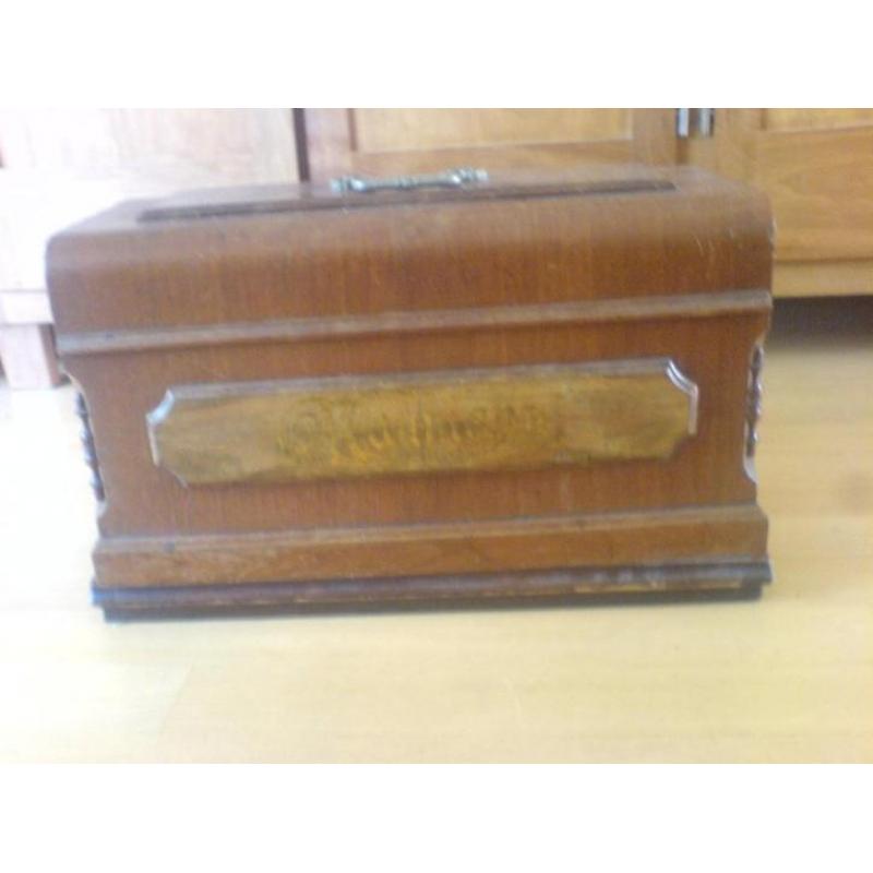handnaaimachine met parelmoer inleg in houten koffer