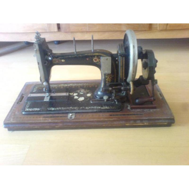 handnaaimachine met parelmoer inleg in houten koffer