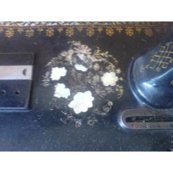 handnaaimachine met parelmoer inleg in houten koffer