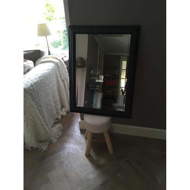 Te koop: wandspiegel met sierlijst