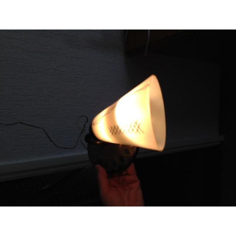 vintage wandlampje met mooi glazen kapje