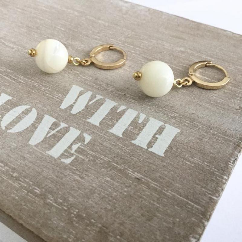 Sale: mooie vergulde creooltjes met Parelmoer! bol, Maggy