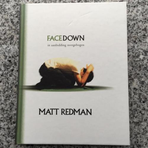 Facedown in aanbidding neergebogen (Matt Redman)