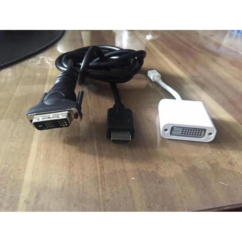 2x Apple Kabeltjes en Apple Muis