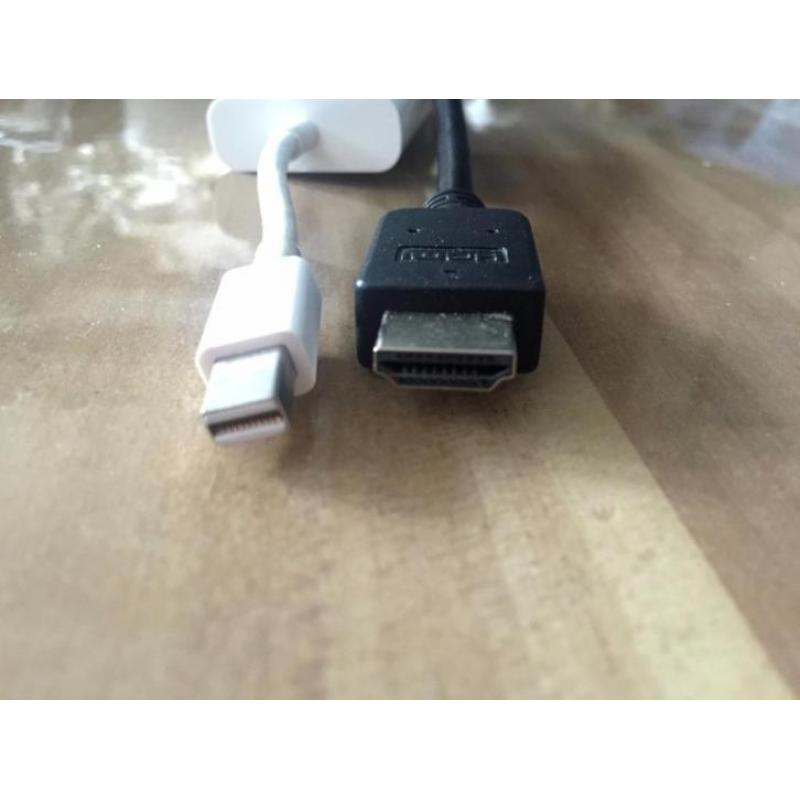 2x Apple Kabeltjes en Apple Muis