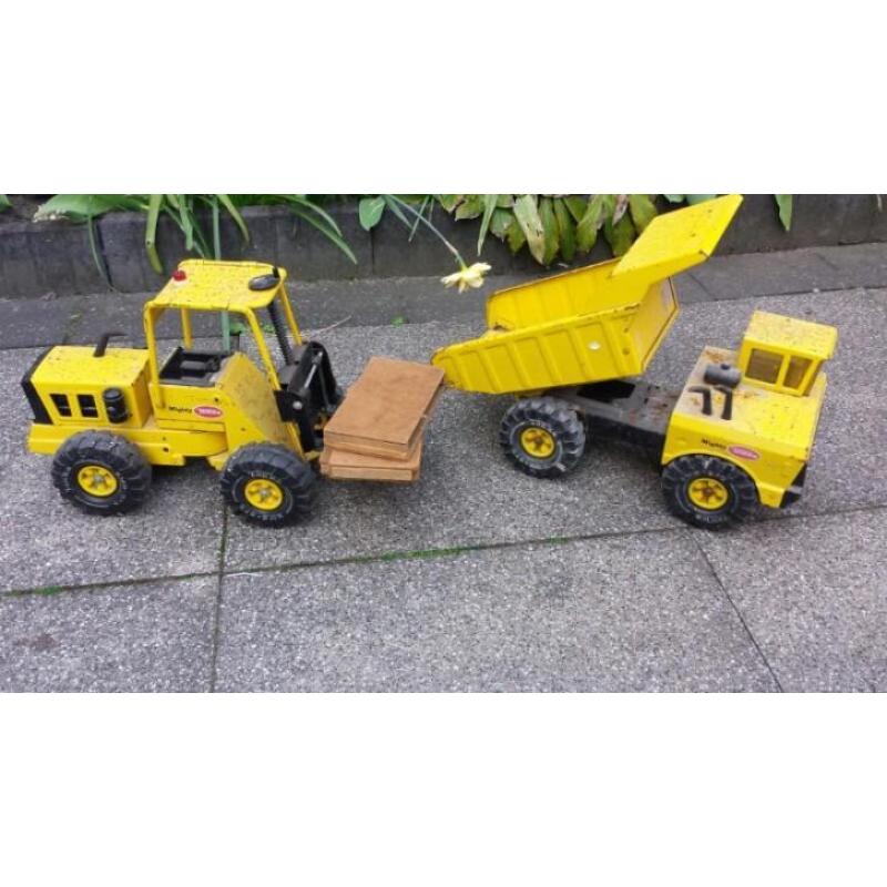 Mighty Tonka heftruck en vrachtwagen speelgoed.