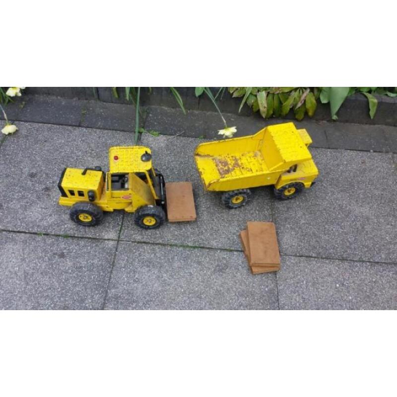 Mighty Tonka heftruck en vrachtwagen speelgoed.