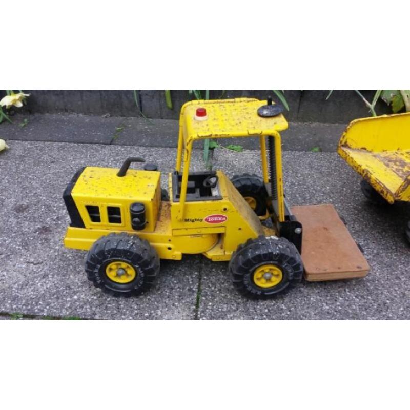 Mighty Tonka heftruck en vrachtwagen speelgoed.
