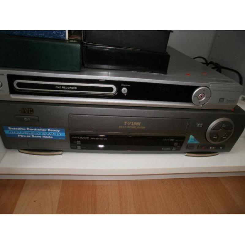 Te koop videorecorder met 50 banden