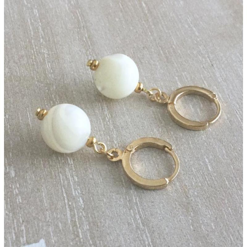 Sale: mooie vergulde creooltjes met Parelmoer! bol, Maggy