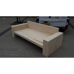 Groot loungebed van steigerhout.