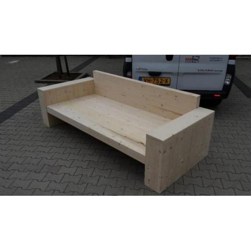 Groot loungebed van steigerhout.