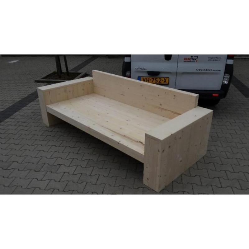 Groot loungebed van steigerhout.