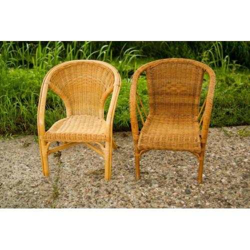 rieten kinderstoeltjes, 2x.