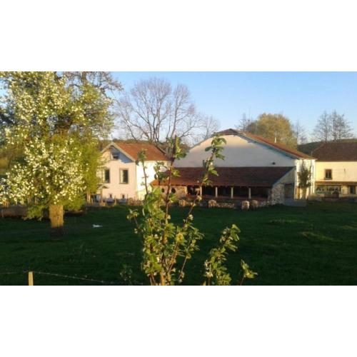 Moulin met 5 huizen,2 workshopruimten,stal en schuren op 1ha