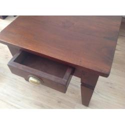 In nieuwstaat!! Mooie teak koloniaal kleur salon/hoektafel