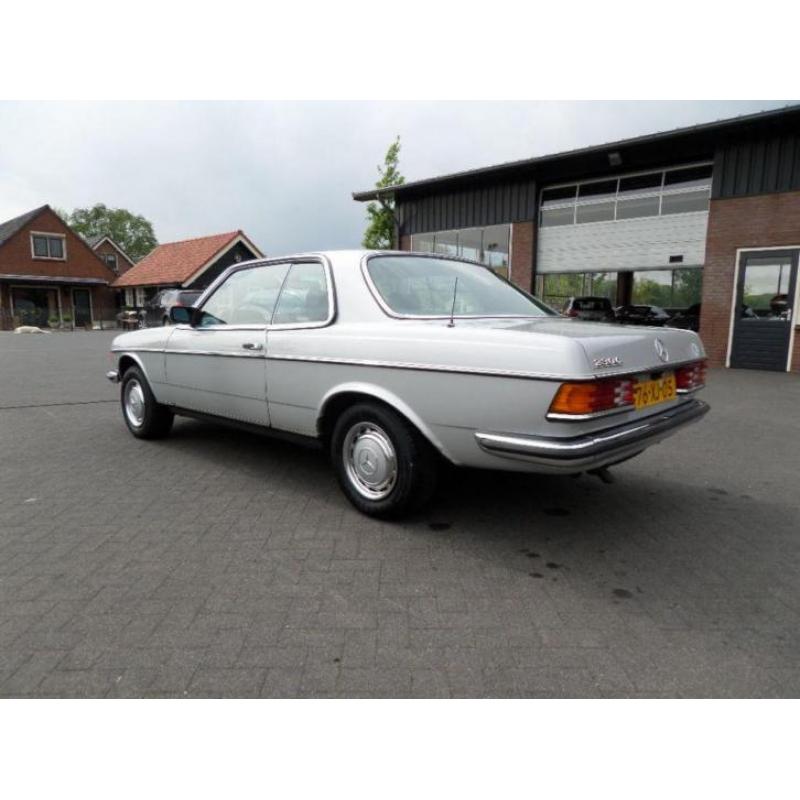 Mercedes-Benz 200-serie 230 C Aut 2.3 Benzine (van eerste ei