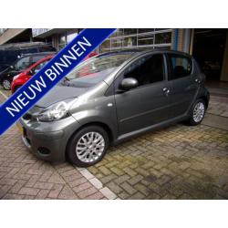 Toyota Aygo 1.0-12V ASPIRATION GREEN (bj 2010)