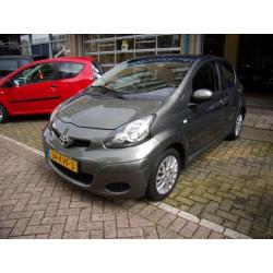 Toyota Aygo 1.0-12V ASPIRATION GREEN (bj 2010)