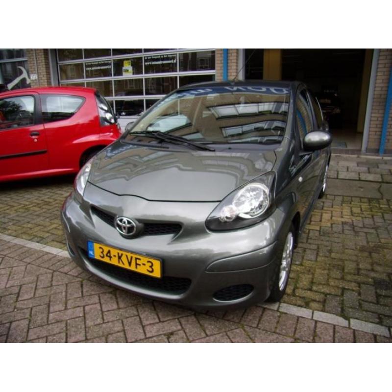 Toyota Aygo 1.0-12V ASPIRATION GREEN (bj 2010)