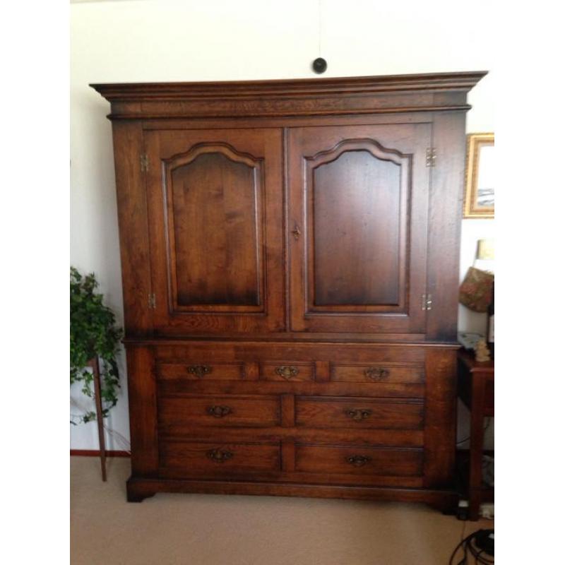 Old finished eiken kabinetkast