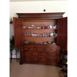 Old finished eiken kabinetkast