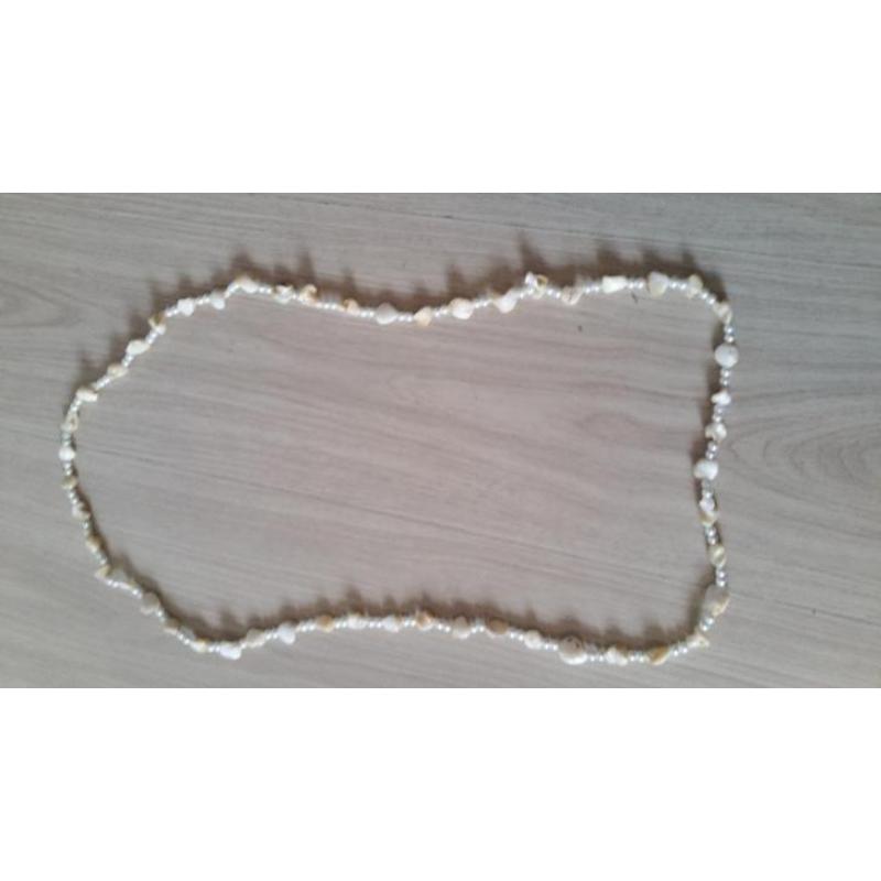 ketting met ronden nep parels en schelpen