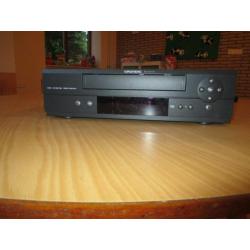 Werkende videorecorder van het merk Grundig met videobanden