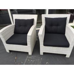 Tuinstoelen 2 stuks wit met zwarte kussrns
