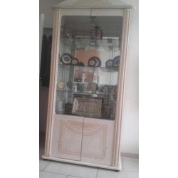 mooie vitrinekast beige van kleur