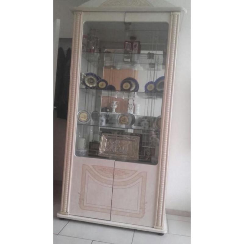 mooie vitrinekast beige van kleur