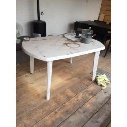 Gratis Kunstof tafel en 2 stoelen