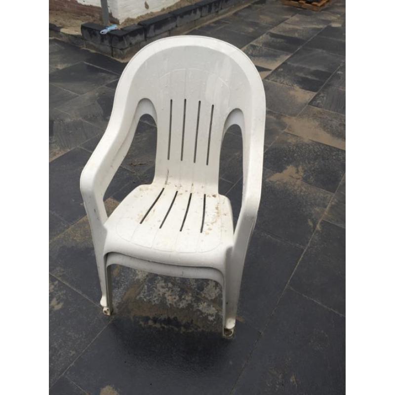 Gratis Kunstof tafel en 2 stoelen