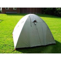 Iglo tent met voorstuk van het merk HIGH PEAK
