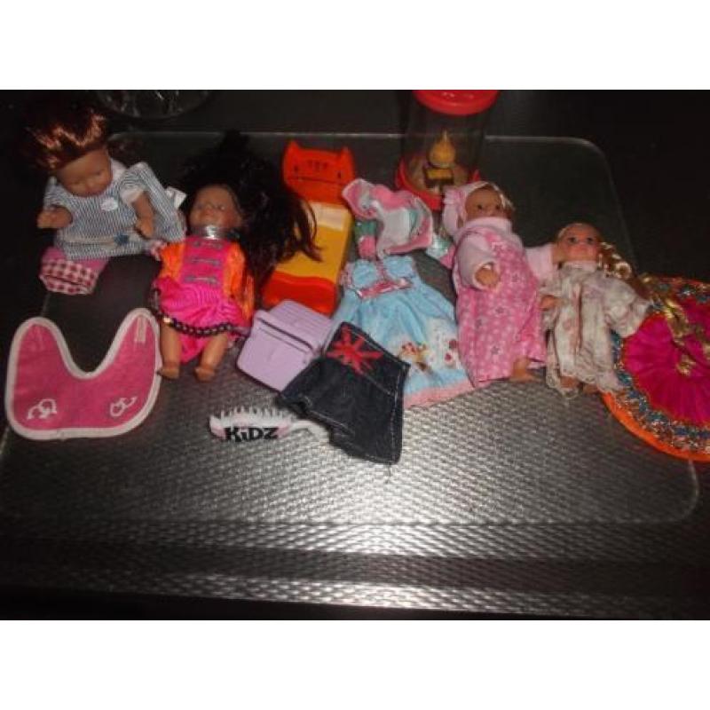 Leuke set van 4 Mini popjes/ extra kleding/bed/borstel