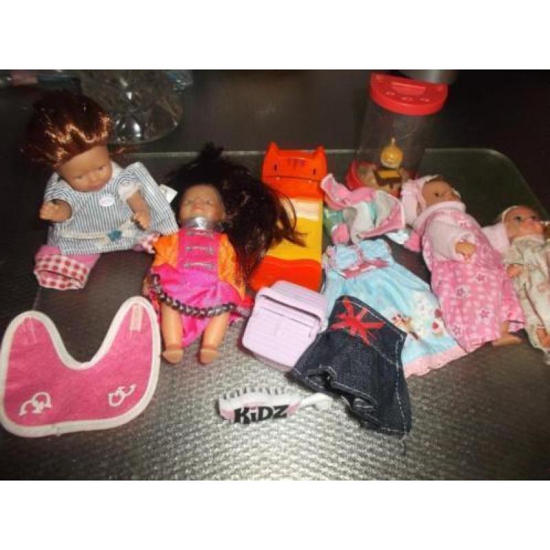 Leuke set van 4 Mini popjes/ extra kleding/bed/borstel