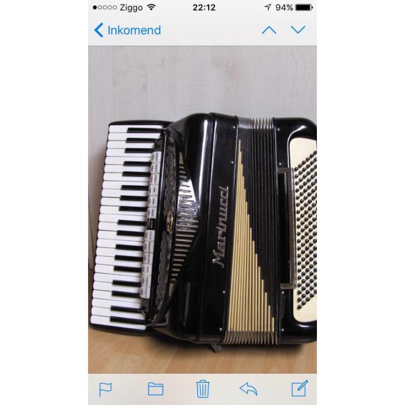 Accordeon Marinucci geheel gereviseerd! 120 klavieren.
