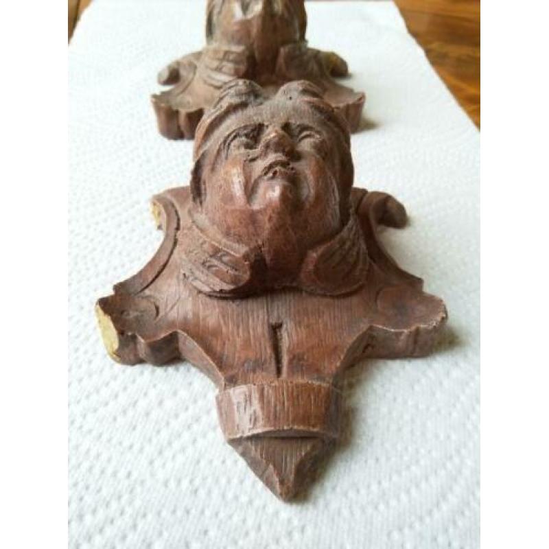 Twee houten engelen koppen