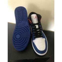 Air Jordan mid se maat 42