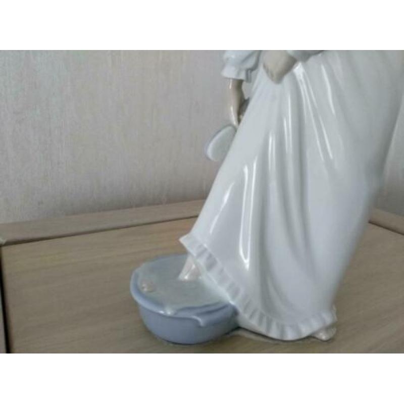 NAO by Lladro beeldje voetbad