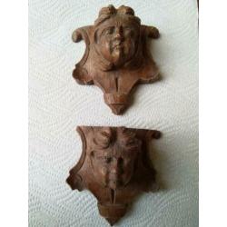 Twee houten engelen koppen