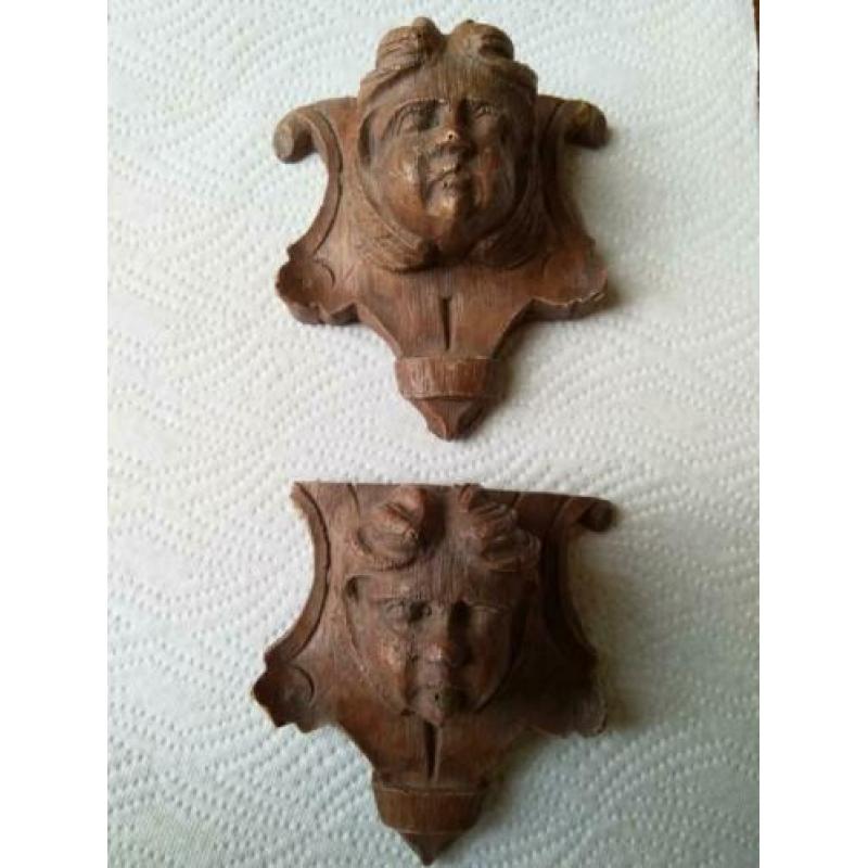 Twee houten engelen koppen