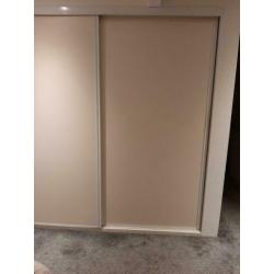 Schuifdeurkast met spiegelruit en interieur